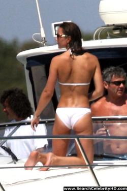Kate middleton shows off her white hot bikini body 3/18