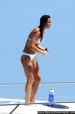 Kate middleton shows off her white hot bikini body 15/18