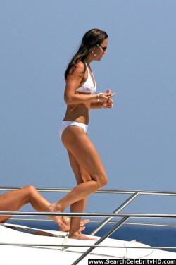 Kate middleton shows off her white hot bikini body 14/18