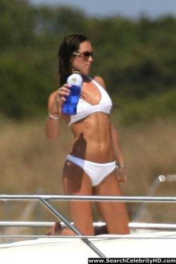 Kate middleton shows off her white hot bikini body 12/18