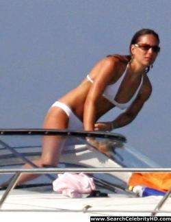 Kate middleton shows off her white hot bikini body 18/18