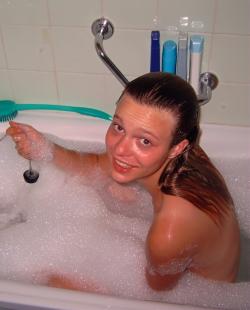 Amateur teen babe meked from bath to bed(33 pics)