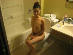 Sexy latin brunette posing nude 11/33