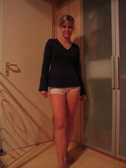 Beauty amateur blonde knackarsch 2/12