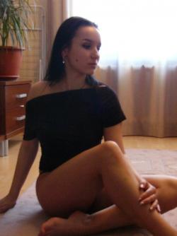 Sexy russian brunette likes to pose 38/44