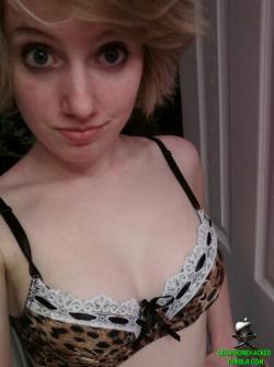 Horny emo teen girlfriend poses for some selfpics 14/50