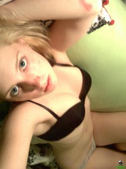 This horny emo teen girlfriend poses for some selfpics 33/50