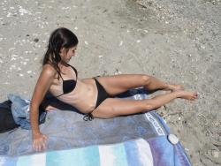 Skinny beach brunette spreading and fingering(16 pics)