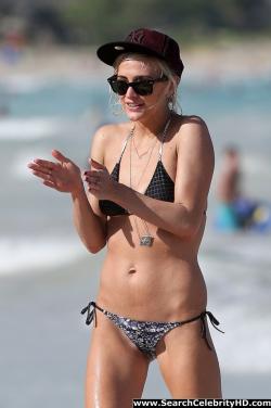 Ashlee simpson - bikini candids in hawaii 1/8