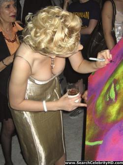 Scarlett johansson autograph cleavage - celebrity 4/6