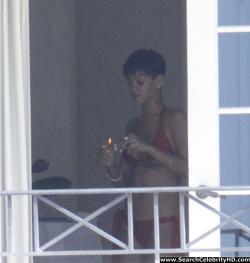 Rihanna naked ass and topless boobs candids through her balcony window - celebrity 2/40