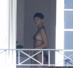 Rihanna naked ass and topless boobs candids through her balcony window - celebrity 8/40