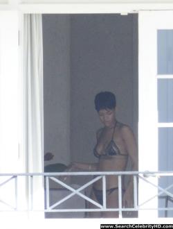 Rihanna naked ass and topless boobs candids through her balcony window - celebrity 10/40