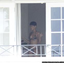 Rihanna naked ass and topless boobs candids through her balcony window - celebrity 11/40