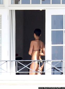 Rihanna naked ass and topless boobs candids through her balcony window - celebrity 20/40