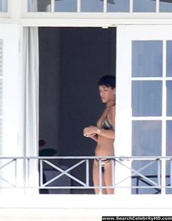 Rihanna naked ass and topless boobs candids through her balcony window - celebrity 19/40