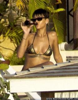 Rihanna naked ass and topless boobs candids through her balcony window - celebrity 27/40