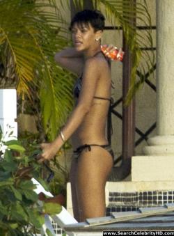 Rihanna naked ass and topless boobs candids through her balcony window - celebrity 31/40
