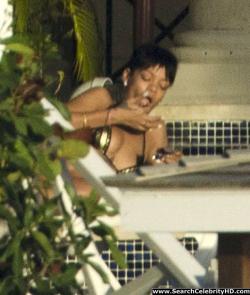 Rihanna naked ass and topless boobs candids through her balcony window - celebrity 33/40
