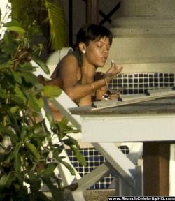 Rihanna naked ass and topless boobs candids through her balcony window - celebrity 32/40
