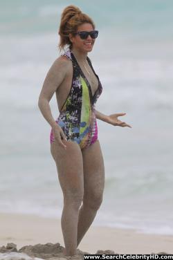 Beyonce - nipslip candids at the beach in hawaii - celebrity 1/21