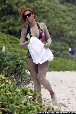 Beyonce - nipslip candids at the beach in hawaii - celebrity 2/21