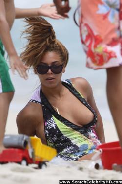 Beyonce - nipslip candids at the beach in hawaii - celebrity 4/21
