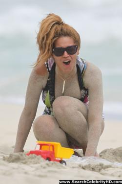 Beyonce - nipslip candids at the beach in hawaii - celebrity 3/21