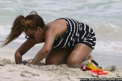 Beyonce - nipslip candids at the beach in hawaii - celebrity 6/21