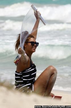 Beyonce - nipslip candids at the beach in hawaii - celebrity 9/21