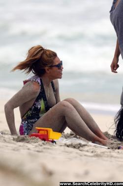 Beyonce - nipslip candids at the beach in hawaii - celebrity 8/21