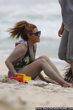 Beyonce - nipslip candids at the beach in hawaii - celebrity 11/21