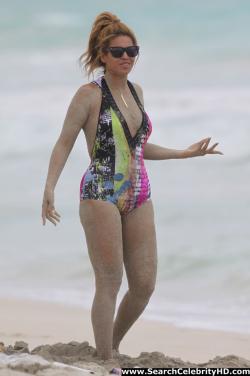 Beyonce - nipslip candids at the beach in hawaii - celebrity 12/21