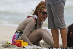 Beyonce - nipslip candids at the beach in hawaii - celebrity 13/21