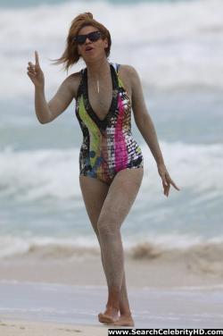 Beyonce - nipslip candids at the beach in hawaii - celebrity 15/21