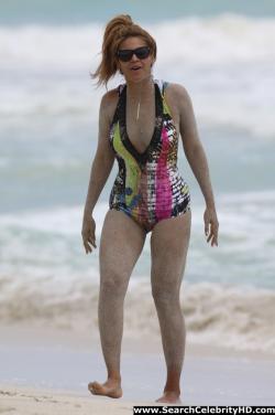 Beyonce - nipslip candids at the beach in hawaii - celebrity 16/21