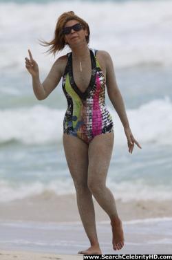 Beyonce - nipslip candids at the beach in hawaii - celebrity 17/21