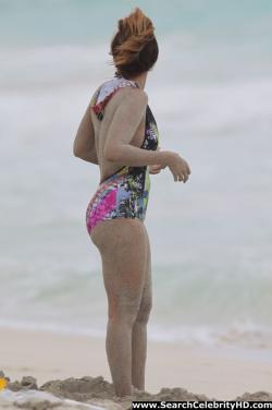 Beyonce - nipslip candids at the beach in hawaii - celebrity 18/21