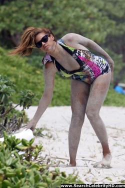Beyonce - nipslip candids at the beach in hawaii - celebrity 19/21