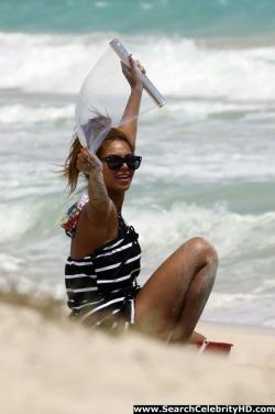 Beyonce - nipslip candids at the beach in hawaii - celebrity 20/21