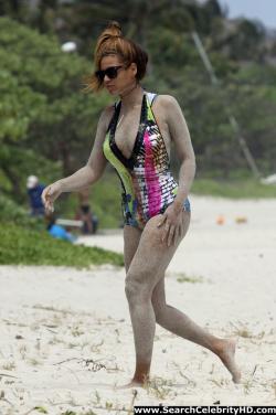 Beyonce - nipslip candids at the beach in hawaii - celebrity 21/21
