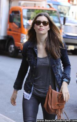 Jessica biel - candids in chelsea - celebrity 6/7