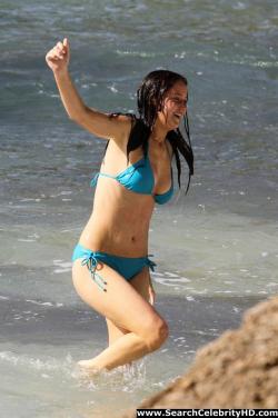 Jennifer lawrence - bikini candids in hawaii - celebrity 19/24