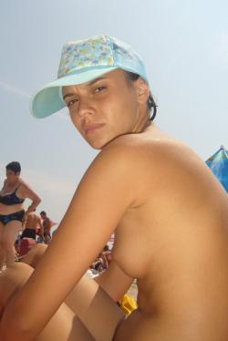 Amateur girls on beach 17 37/72