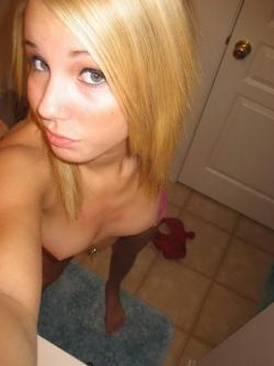 Selfpics - blonde in bad(69 pics)