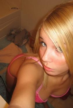 Selfpics - blonde in bad 8/69