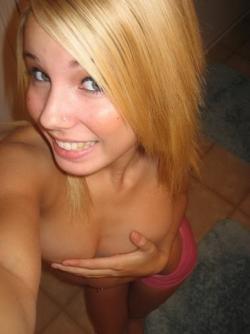 Selfpics - blonde in bad 26/69