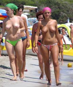 Amateur girls on beach 40 24/121