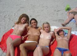Amateur girls on beach 40 32/121
