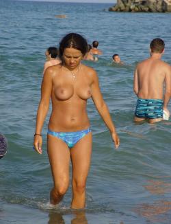 Amateur girls on beach 40 79/121